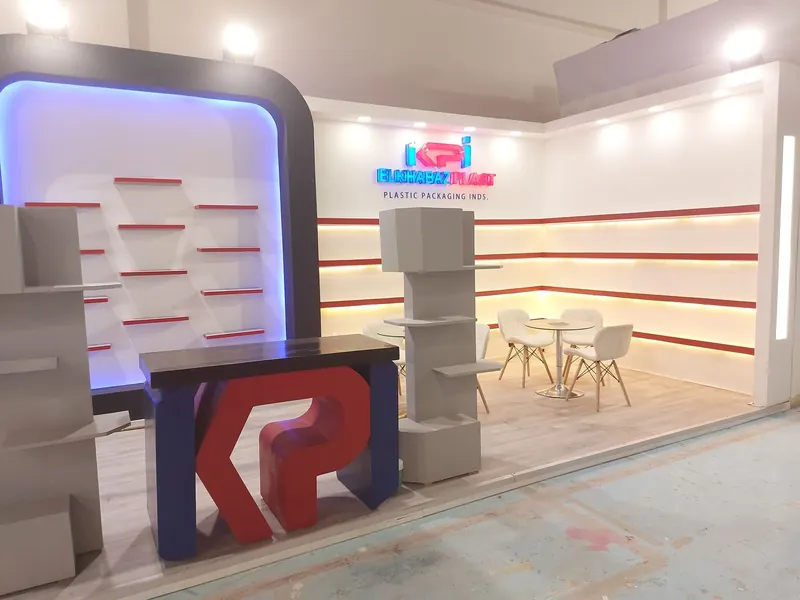 KPI — A stand for a plastic-packaging manufacturer, with a wide product display wall.